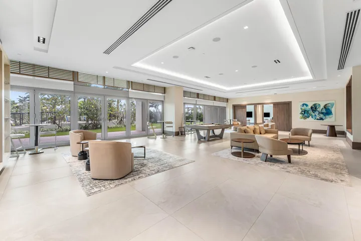 11 Club Room