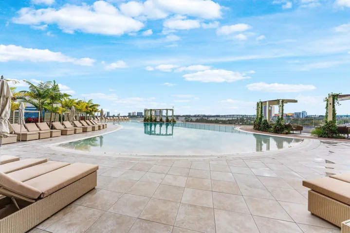 14 6th floor pool