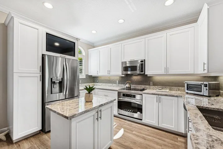 813 Estancia Way