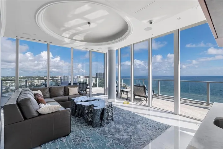 SKY LOUNGE LIVING ROOM