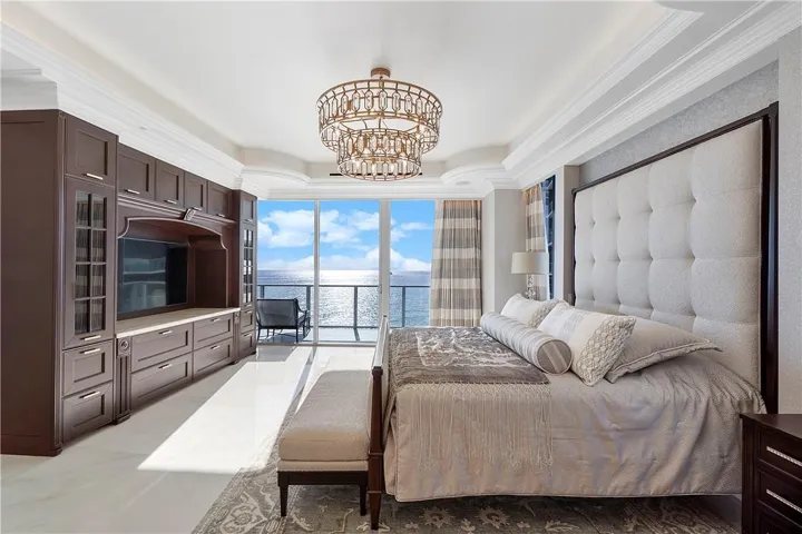 MASTER BEDROOM SUITE