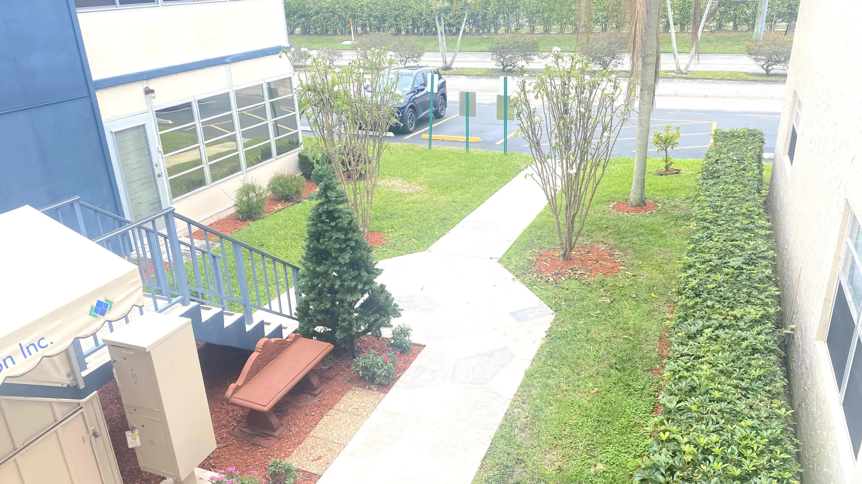 There is a lift to 2nd floor