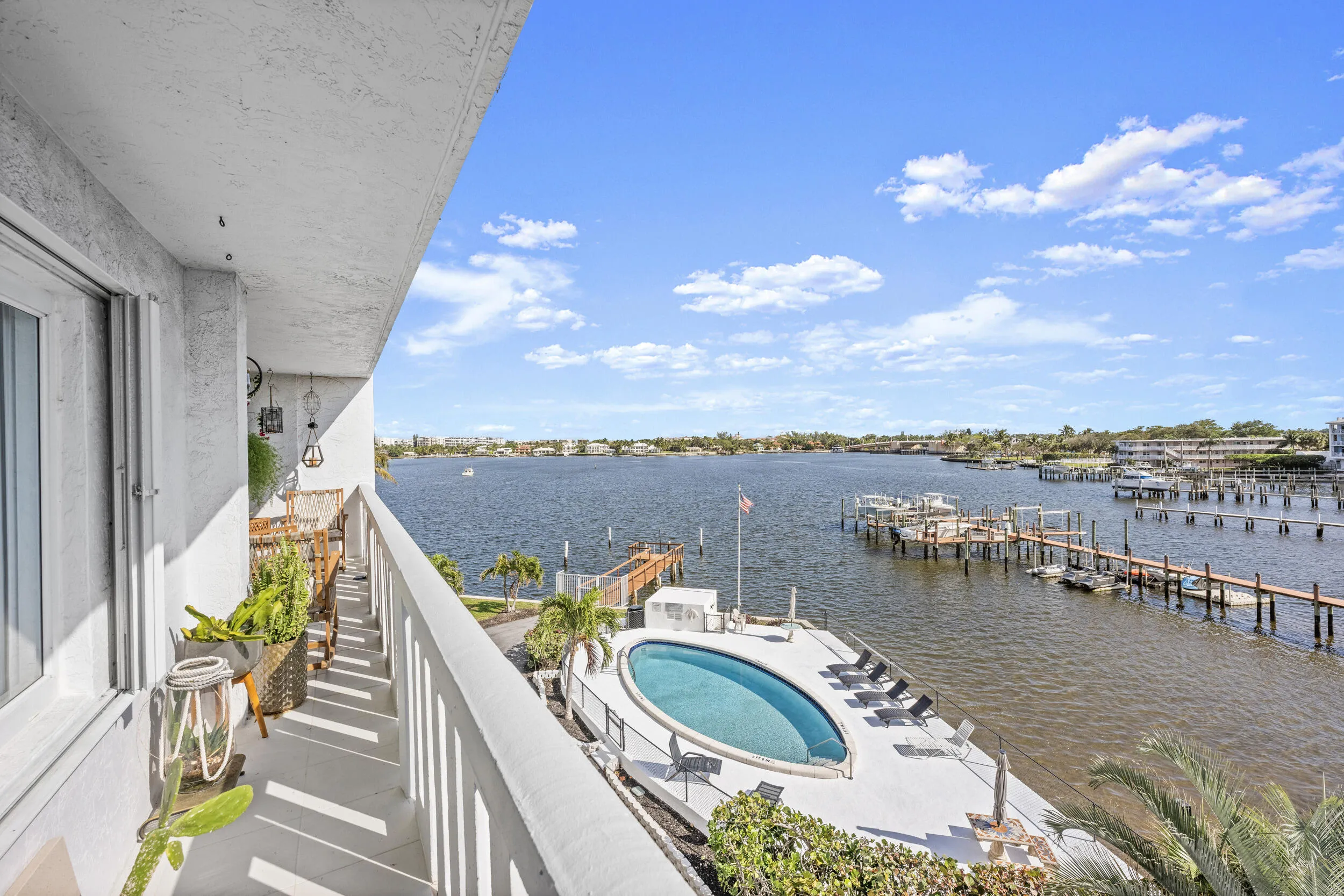 Intercostal/Pool View