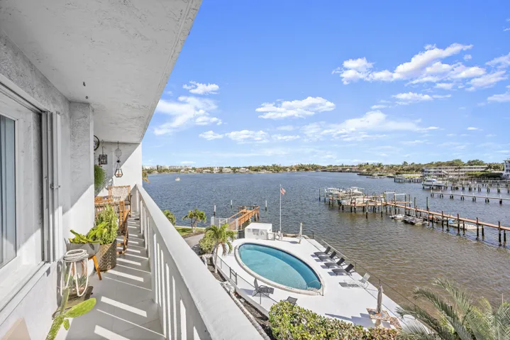 Intercostal/Pool View