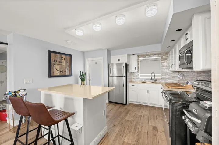 Kitchen/ Entry