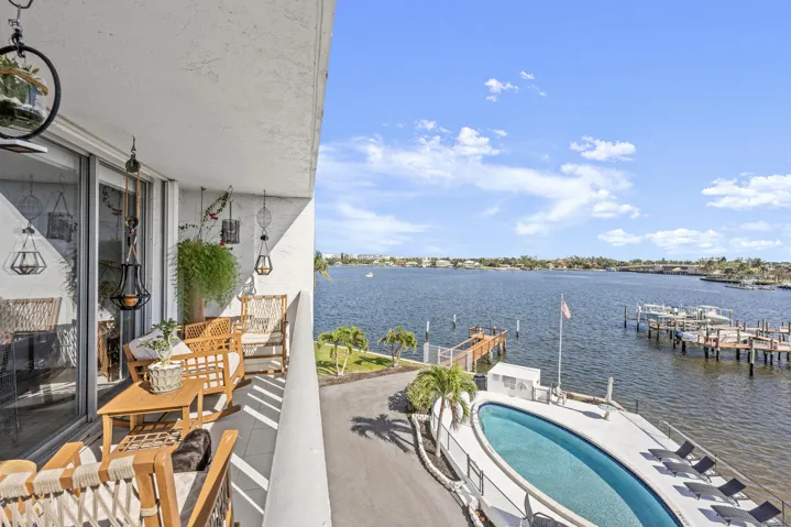 Intercostal/Pool View