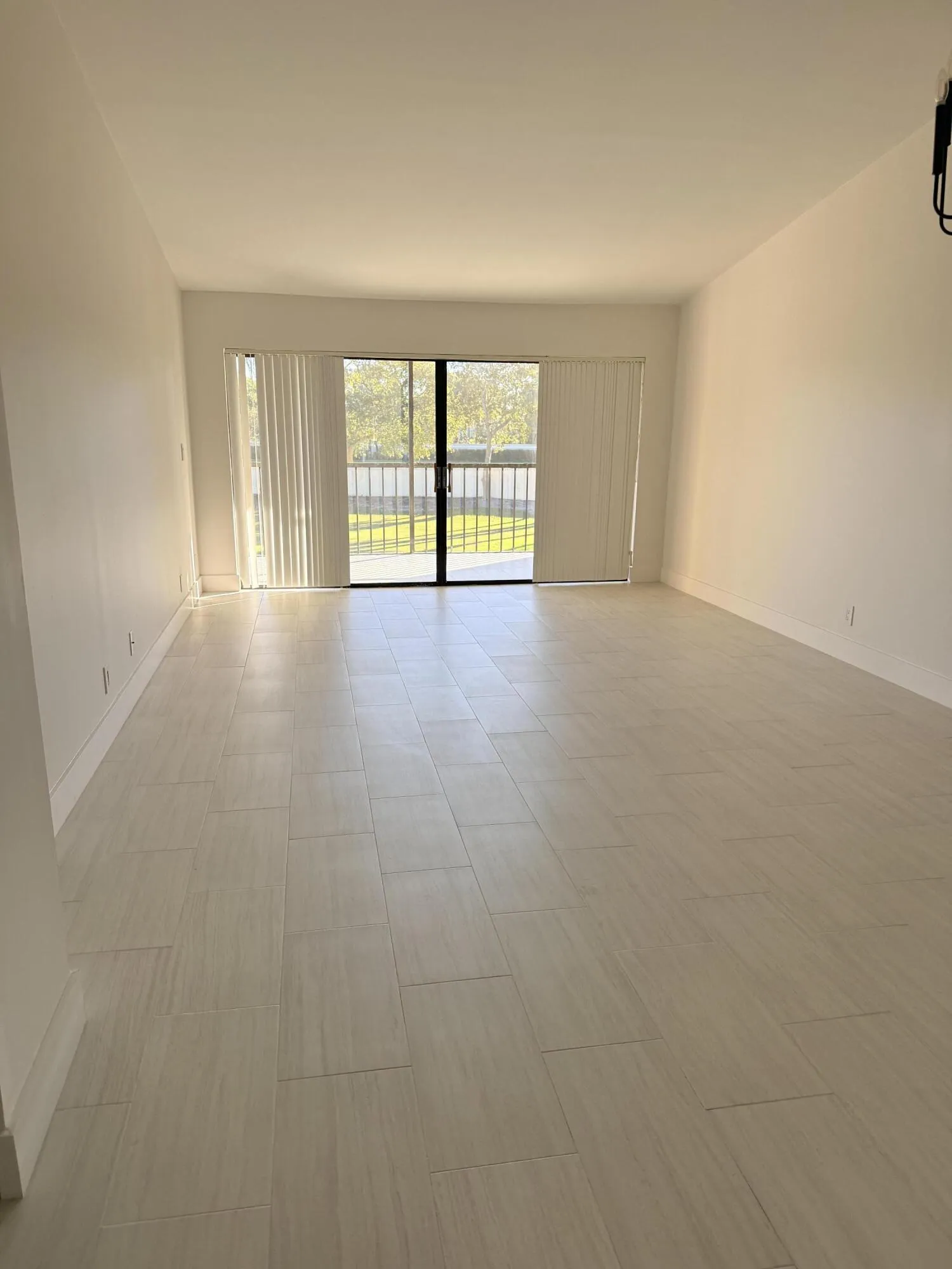 LIVING ROOM/DINING AREA
