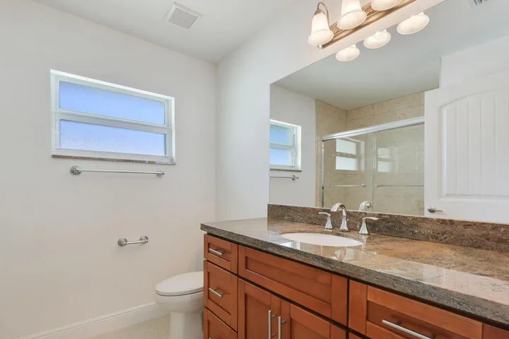 Bathroom 1o