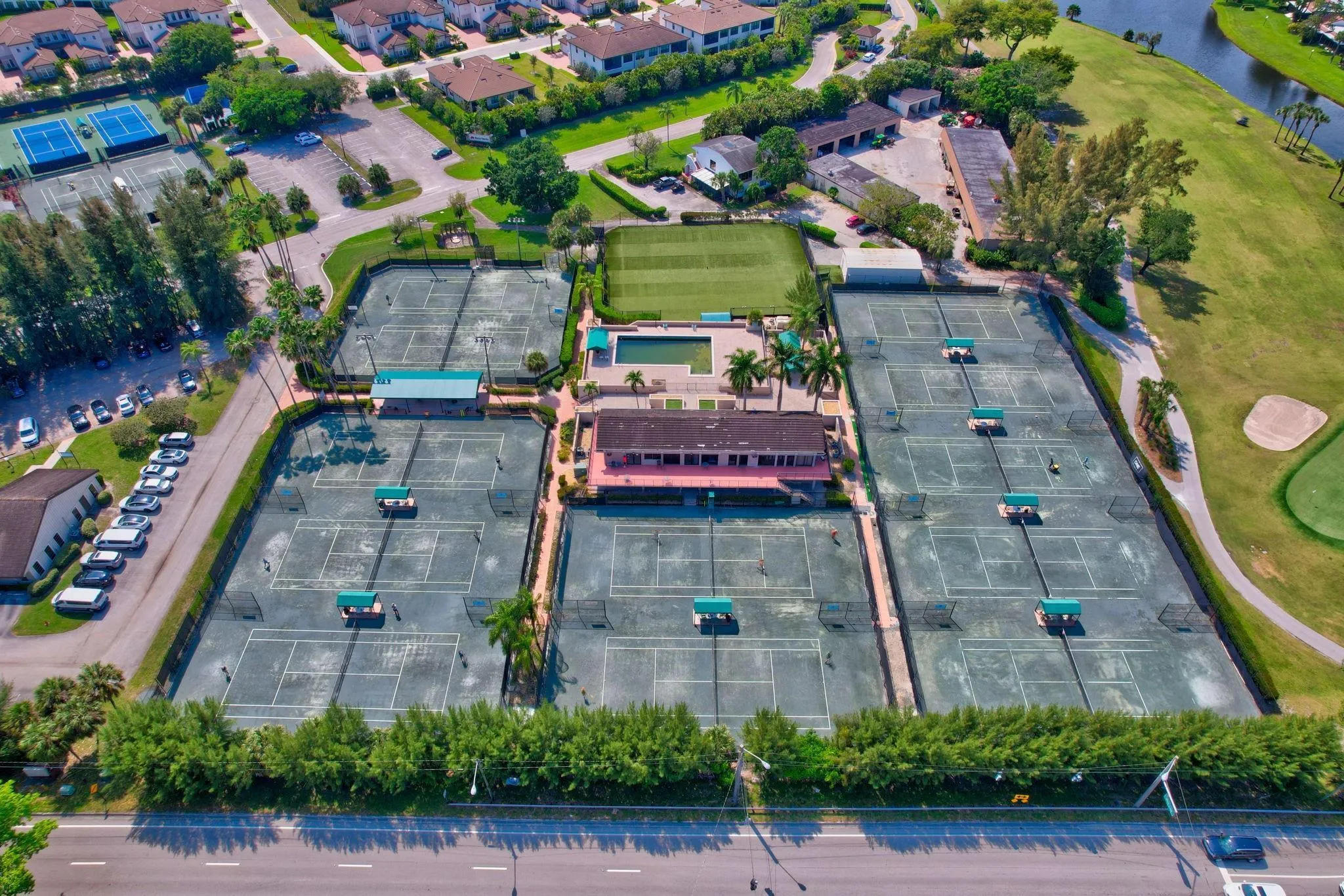 BOCA LAGO C.C. AMENITIES
