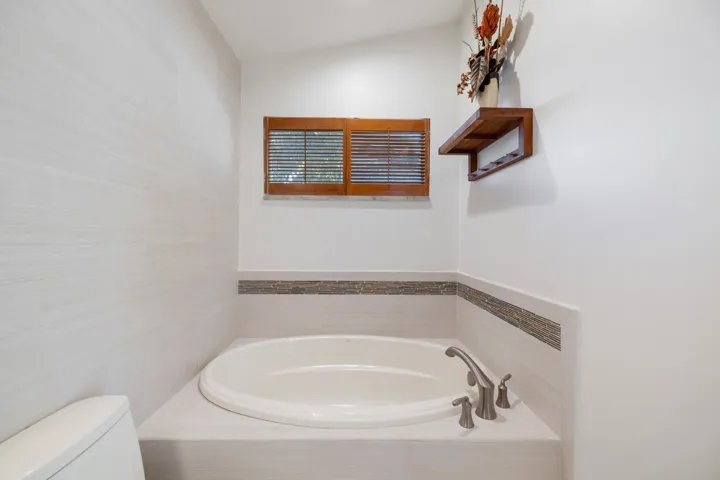 3800 Woodfield Dr-28
