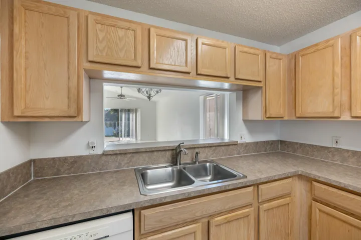 3800 Woodfield Dr-13
