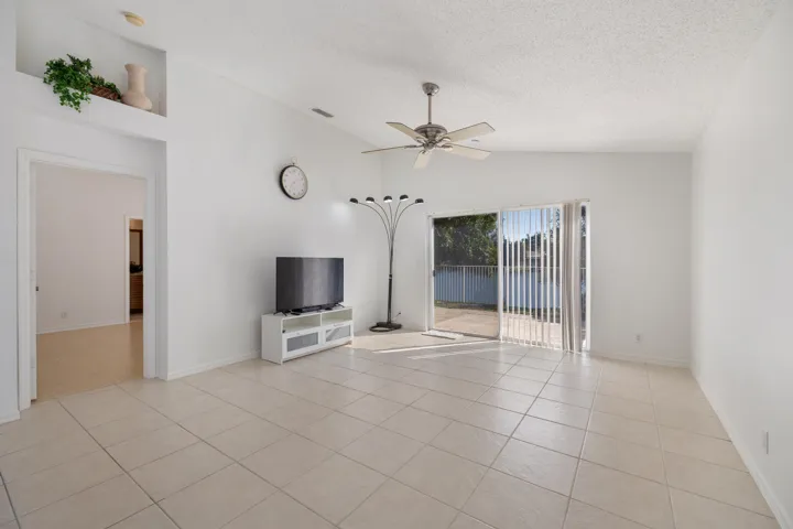 3800 Woodfield Dr-15