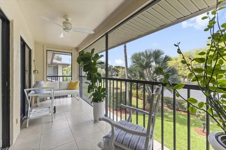 Large Balcony/Porch