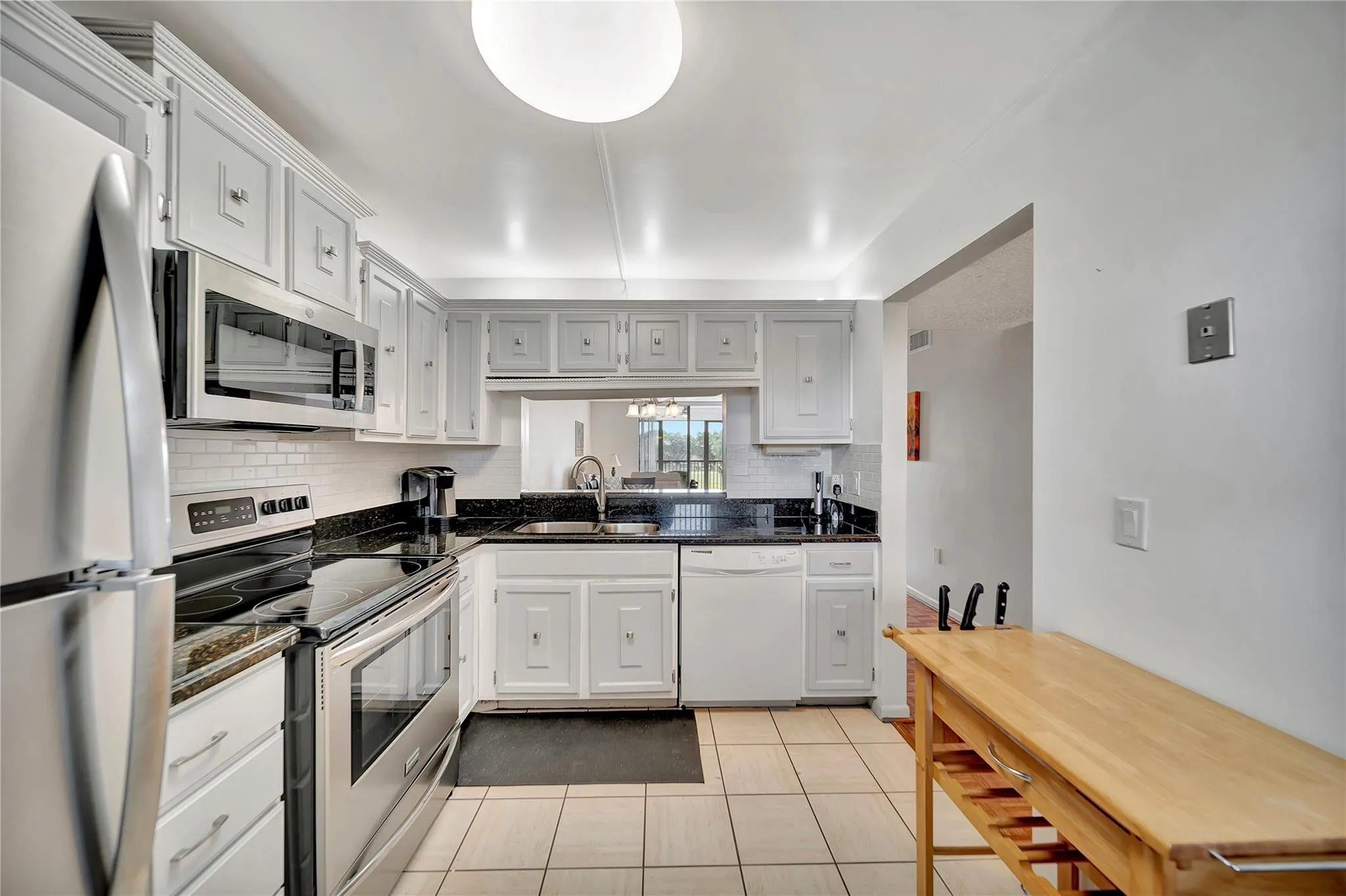 KITCHEN WITH PASS-THROUGH