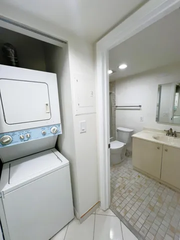 Washer/Dryer Inside