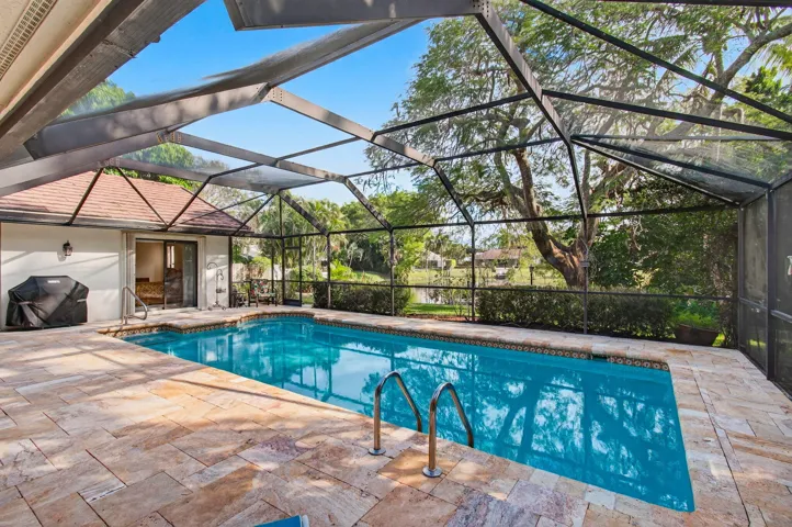 Large Screened-in Pool