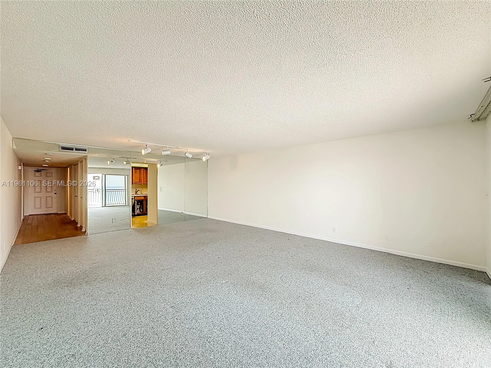 LOOKING TO KITCHEN