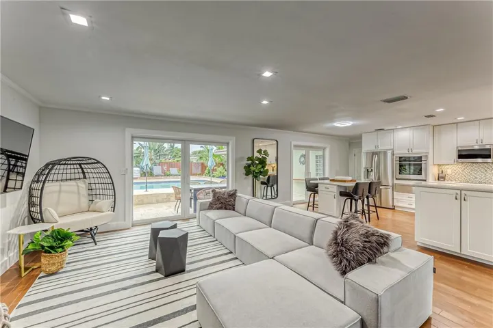Open layout living room/dining/kitchen perfect for friends/family gatherings.