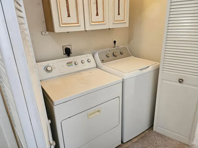 Laundry closet with washer & dryer