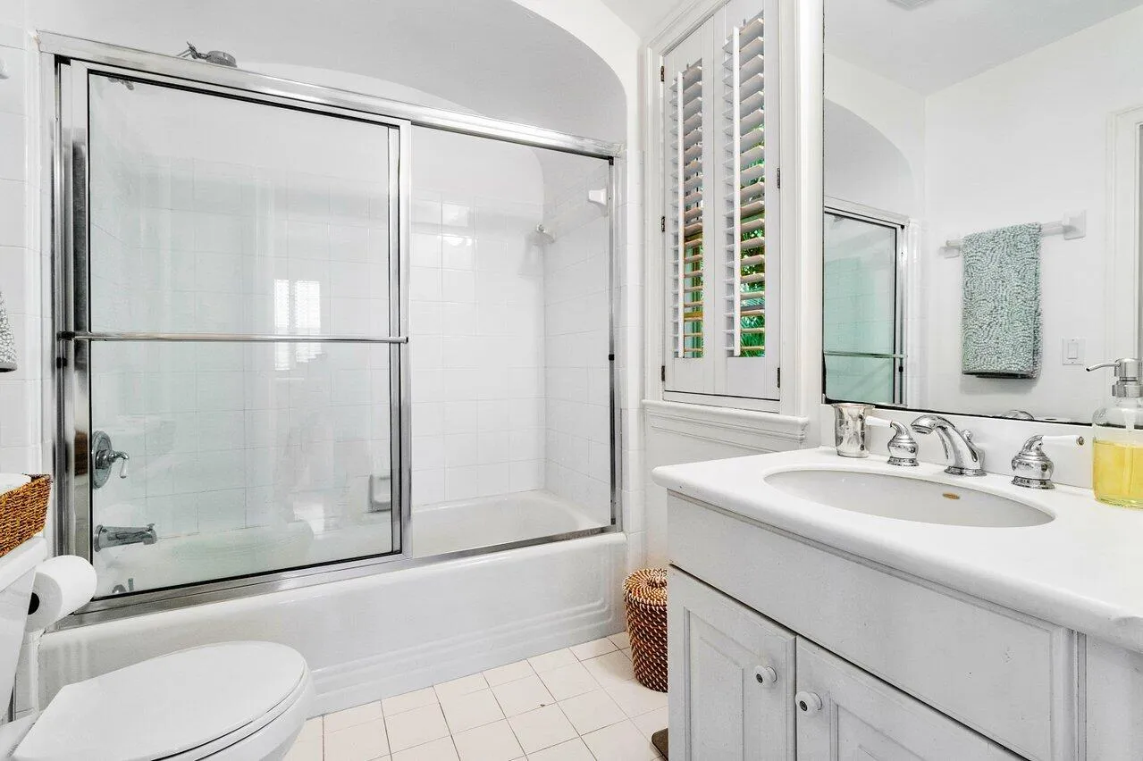 025-240MirafloresDrive-PalmBeach-FL-3348