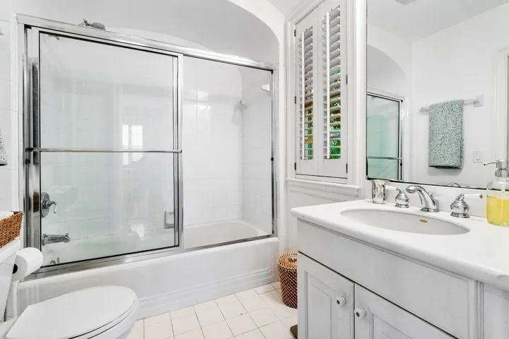 025-240MirafloresDrive-PalmBeach-FL-3348
