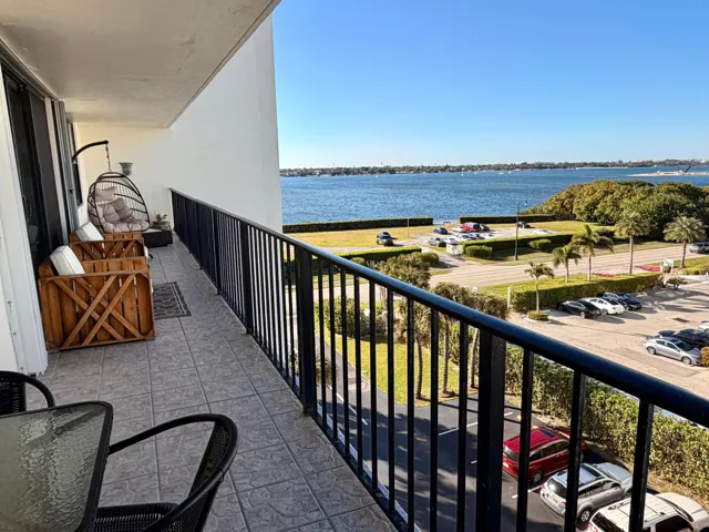 SPRAWLING DECK