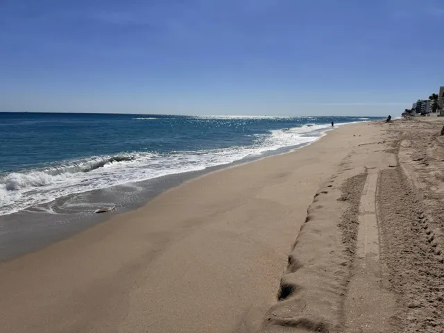 BEACH W/BEACH LOUNGE CHAIRS