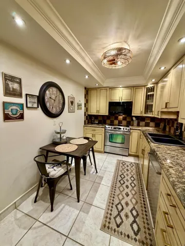 EAT-IN KITCHEN
