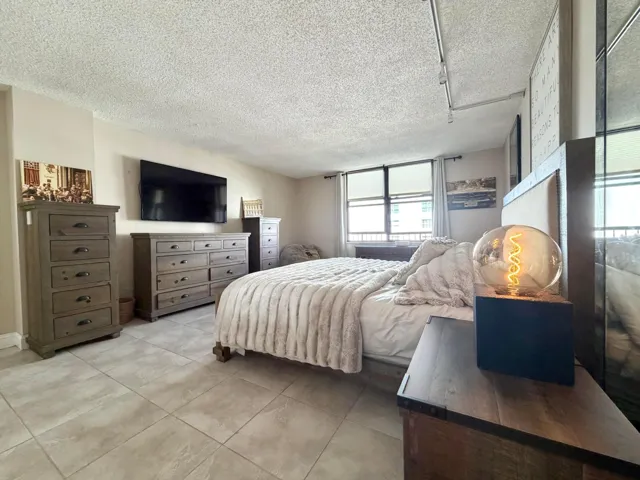PRIMARY BEDROOM WITH SITTING AREA