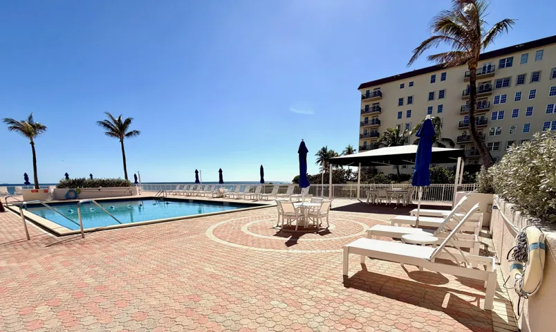 HEATED SALINE POOL & SEATING