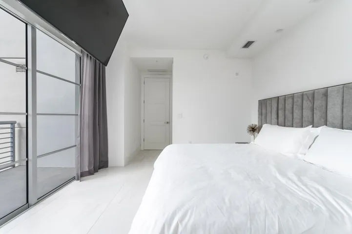 Primary w/balcony