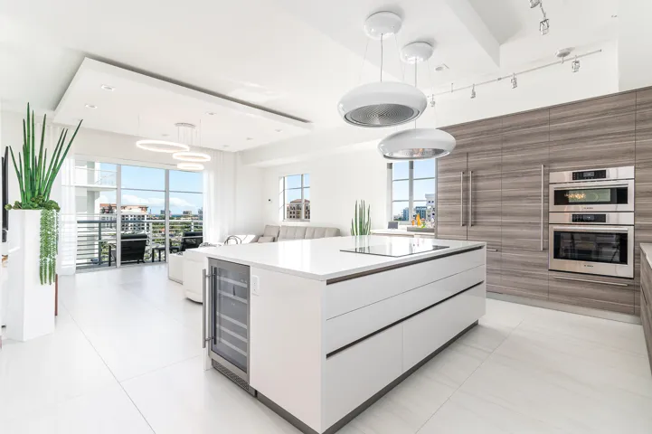 Open living/balcony/ocean view