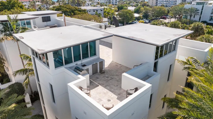 Sweeping 360 views from large rooftop terrace