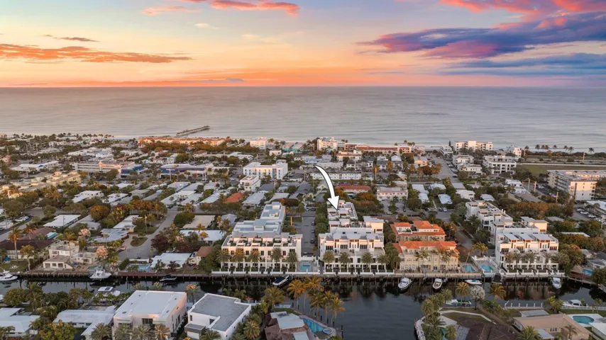 ONLY 6 minute stroll to Ocean, shops, dining, live music and all the beauty Lauderdale by the Sea has to offer!