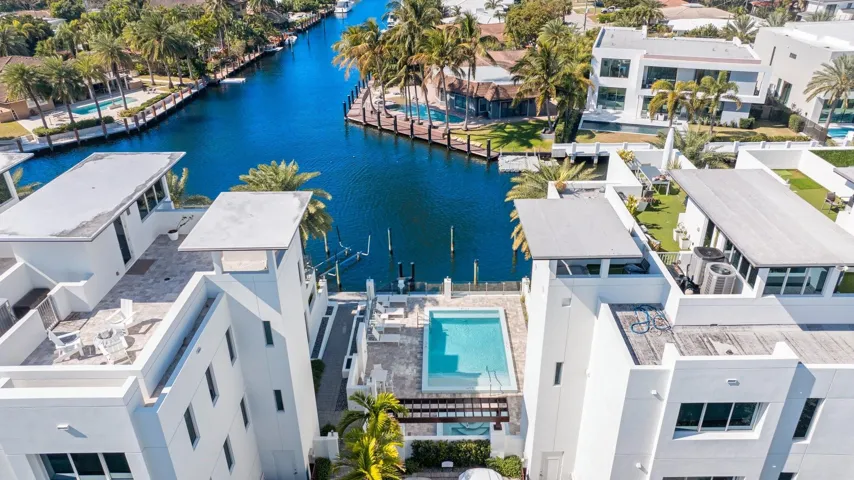 Intersecting canal creates expansive view and privacy