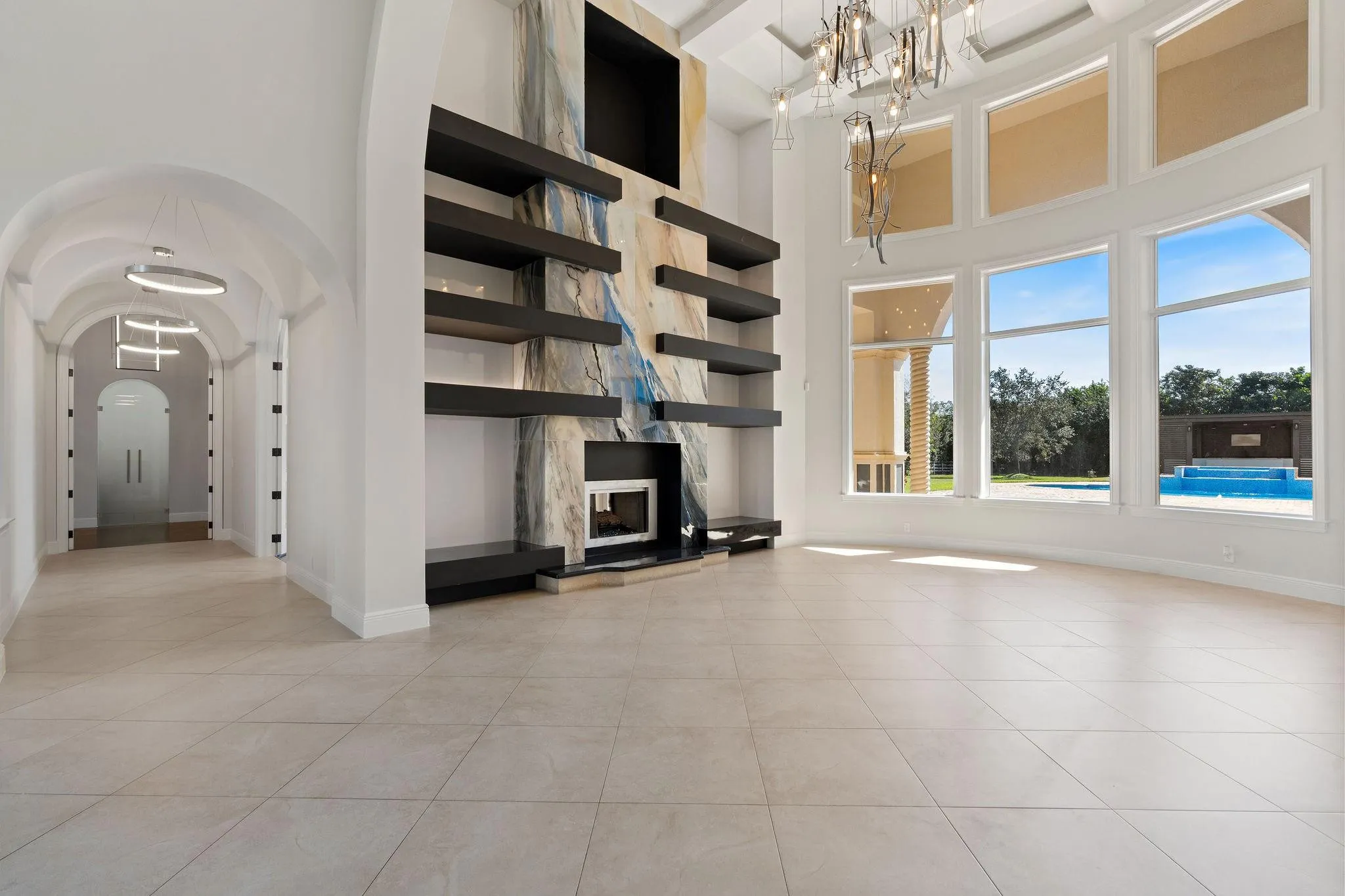 ENTRANCE/LIVING