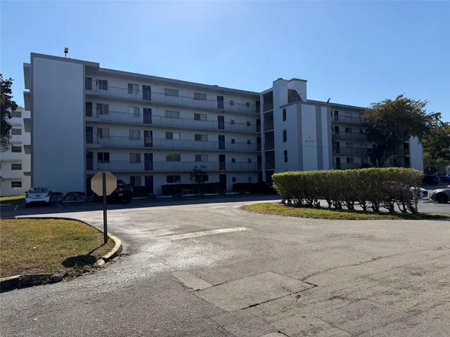 18-web-or-mls-8620-n-sherman-cir-204