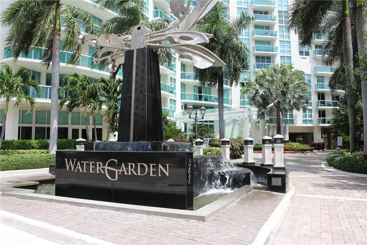 Fountain/Entrance - 24 hour complimentary valet parking is included