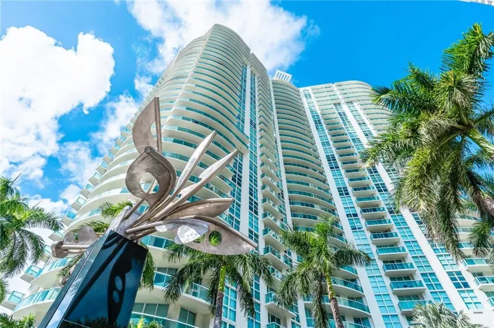 Conveniently located just minutes from the Las Olas Blvd shops, dining and entertainment district