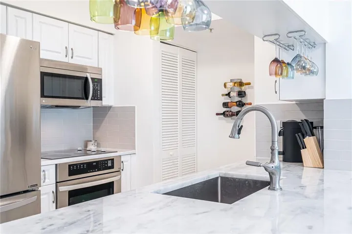 Quartz countertops/tile backsplash