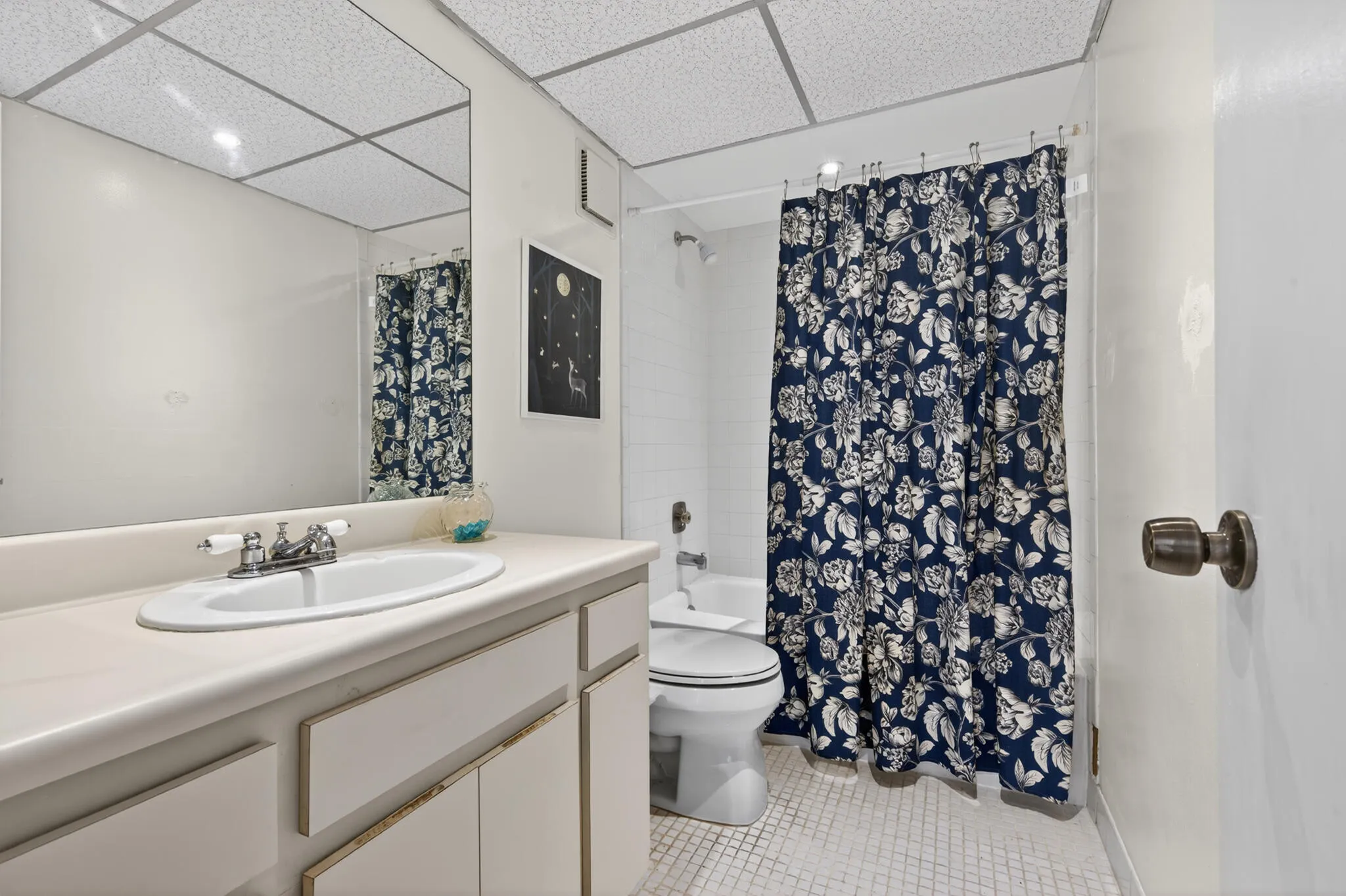 Guest bathroom with tub