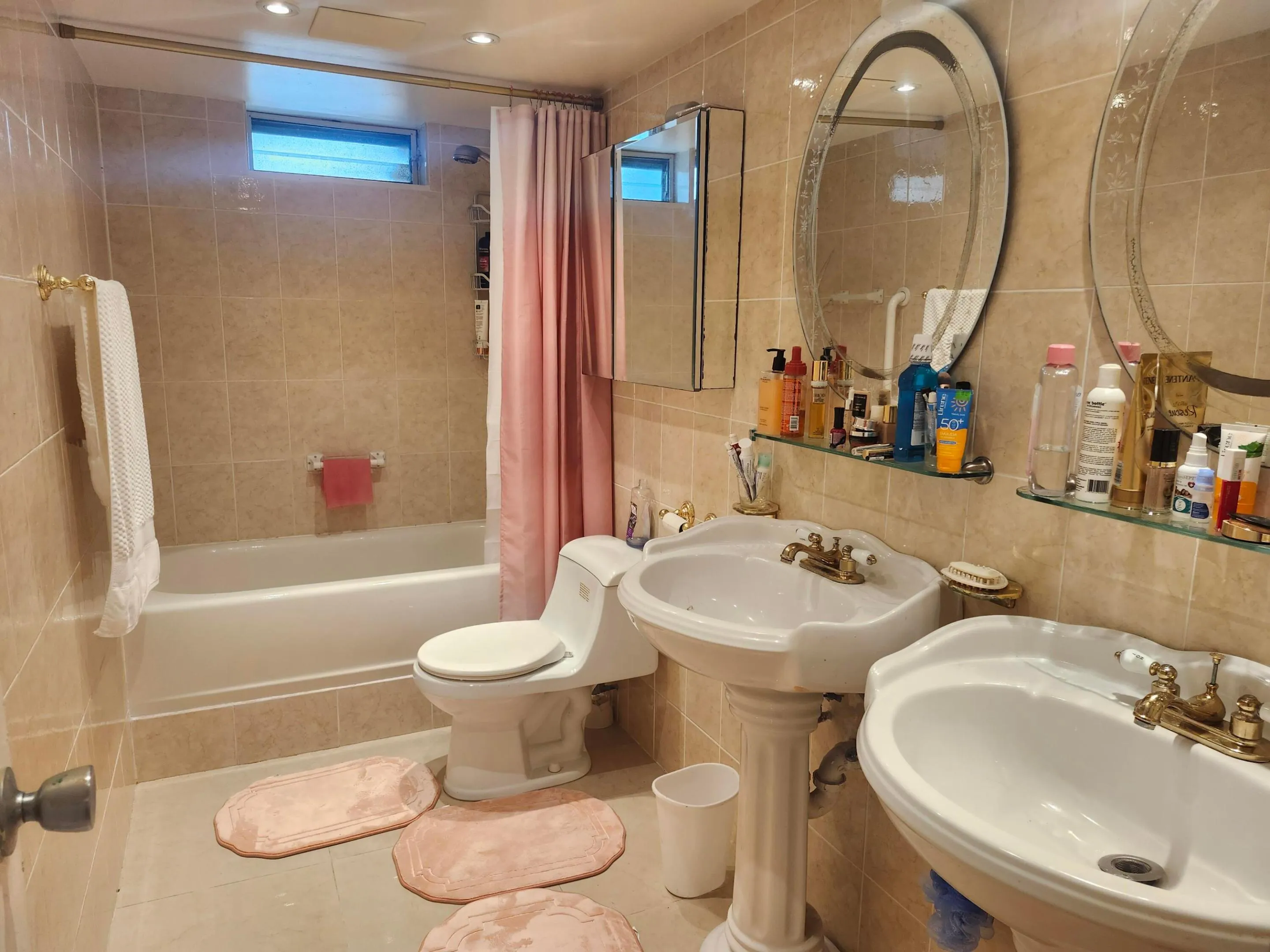 Master Bath/dual sinks