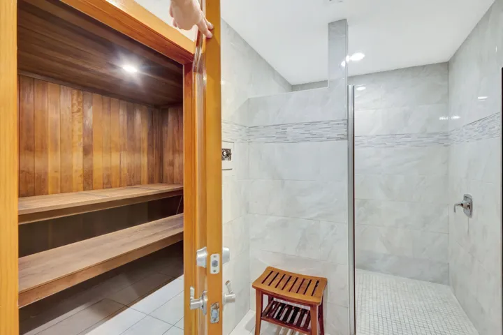 Sauna & Showers
