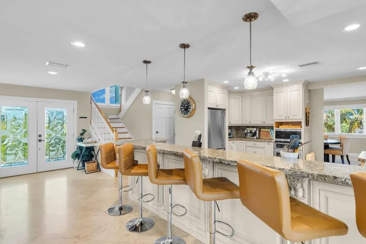 19-KITCHEN FEATURES PENDANT LIGHTS & GRA