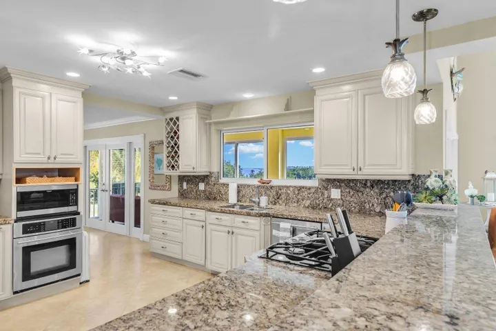 25-LARGE KITCHEN WITH AMPLE CABINETS