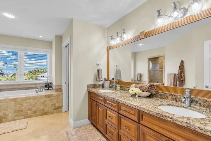 36-PRIMARY SUITE BATH FEATURES DOUBLE SI