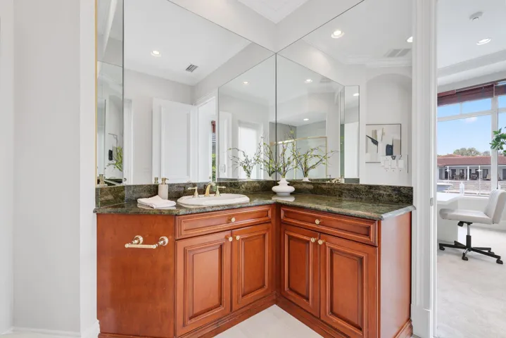 501 Golden Harbour Dr - 37.jpg-SMALL