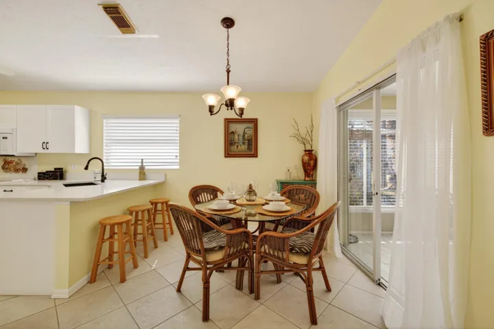 KITCHEN BREAKFAST NOOK
