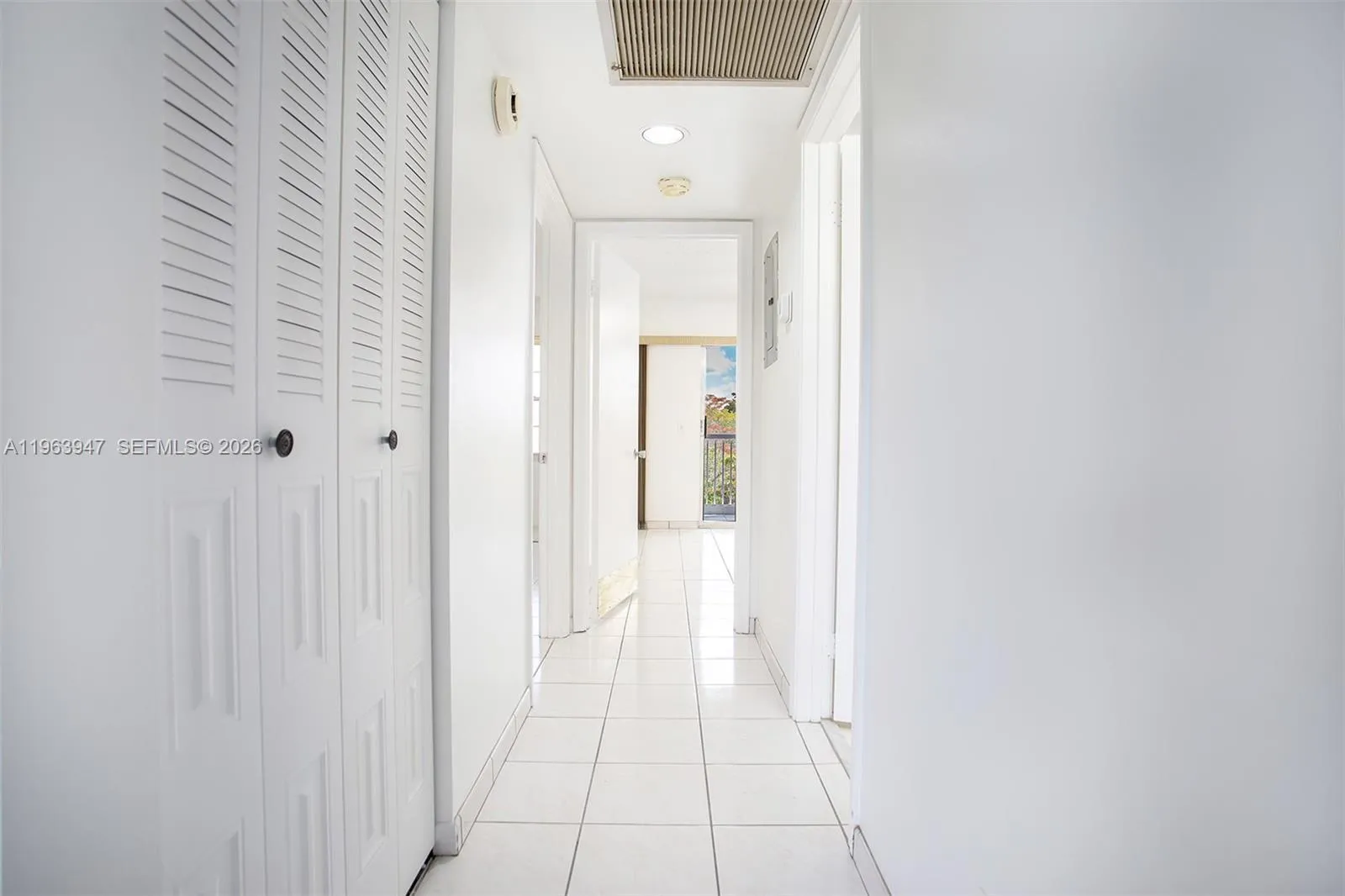 HALLYWAY LEADING TO SPLIT BEDROOMS