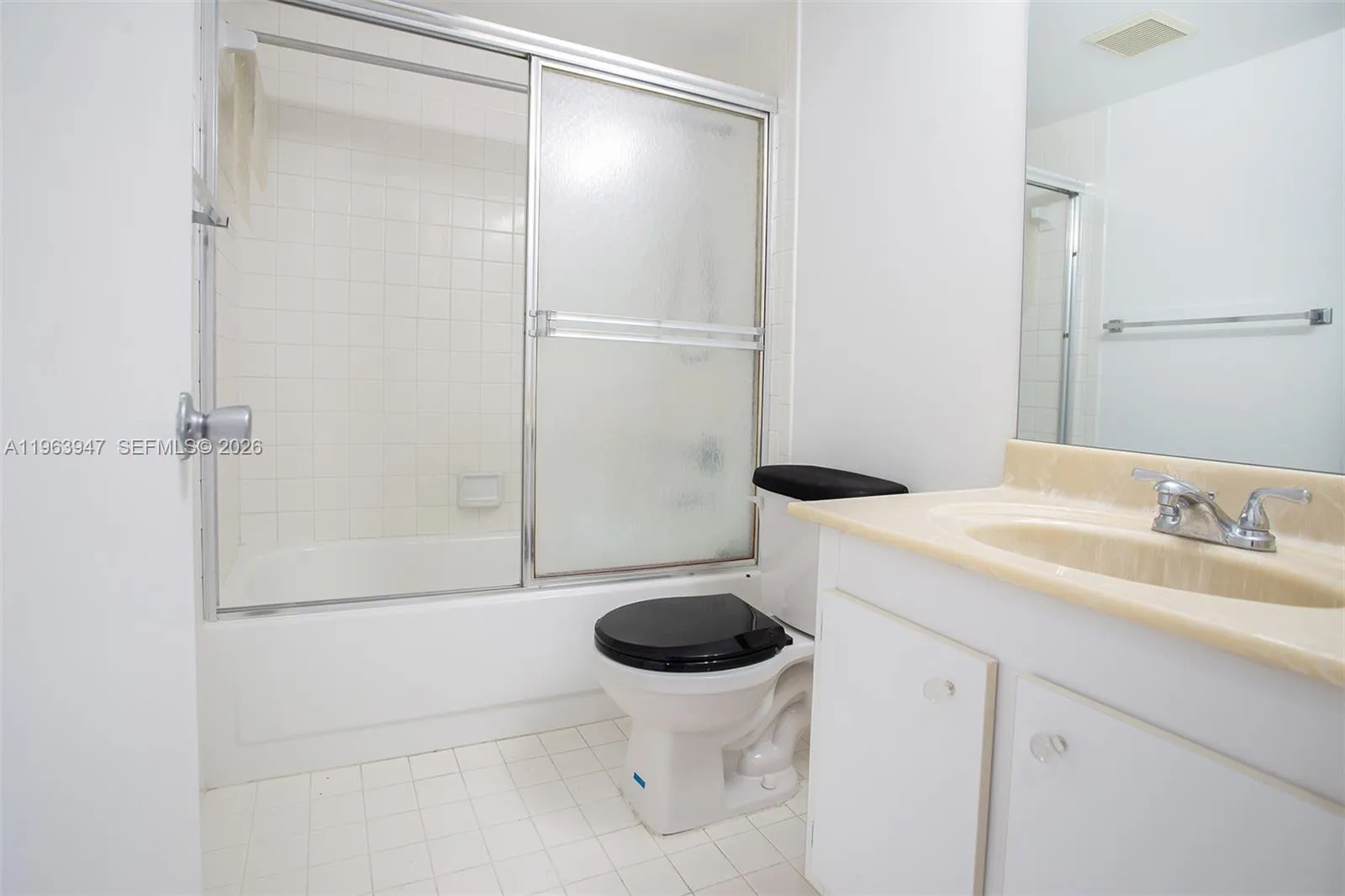 GUEST BATHROOM WITH TUB/SHOWER COMBO
